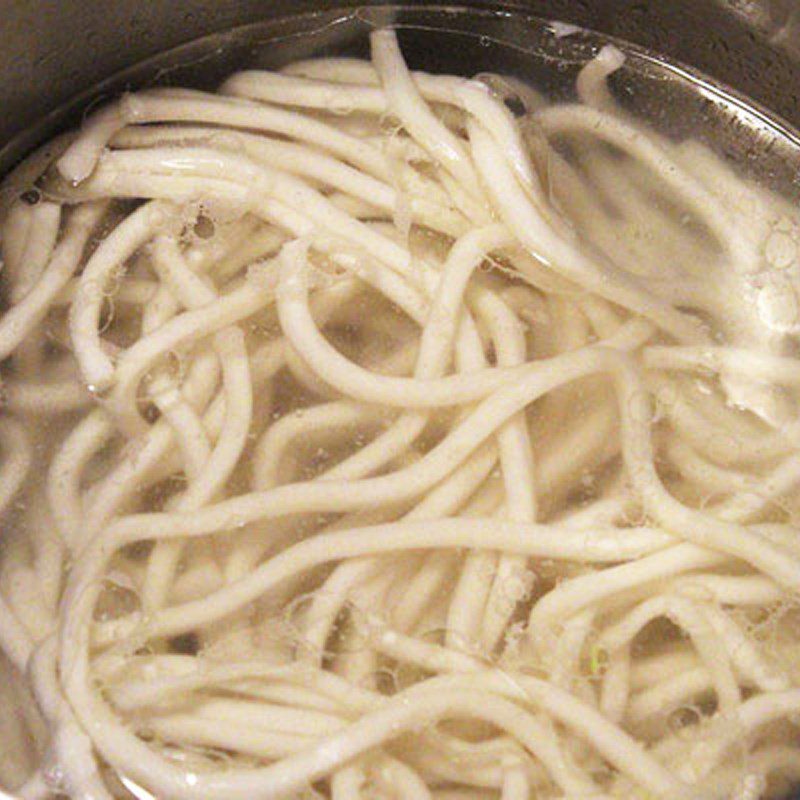 Step 3 Blanch the udon noodles for Kimchi Udon Noodles