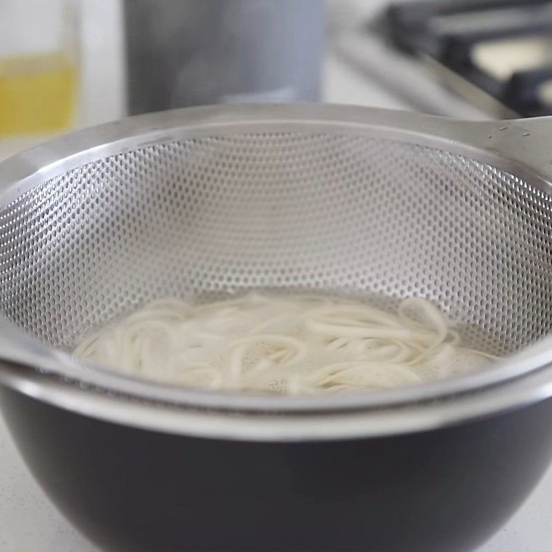 Step 2 Blanch the noodles and prepare the sauce for stir-fried soba noodles with tofu