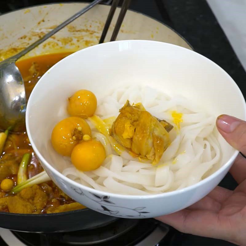 Step 7 Blanch the noodles and plate Quang noodles with chicken Da Nang