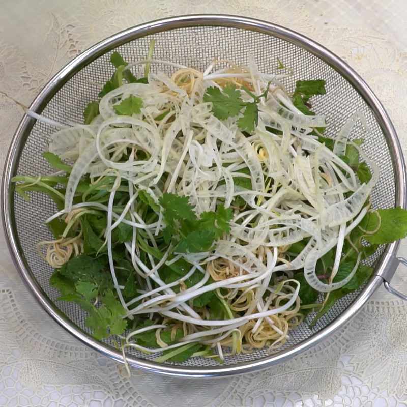 Step 7 Blanch the noodles and present Danang chicken quảng noodles