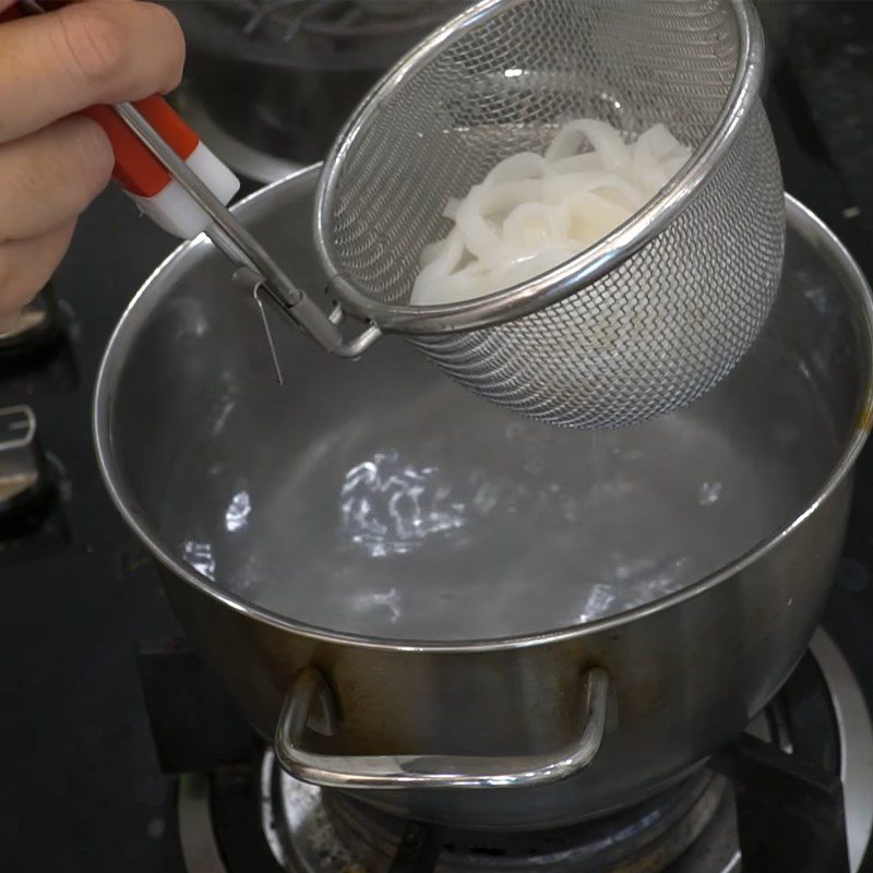 Step 7 Blanch the noodles and plate Quang noodles with chicken Da Nang