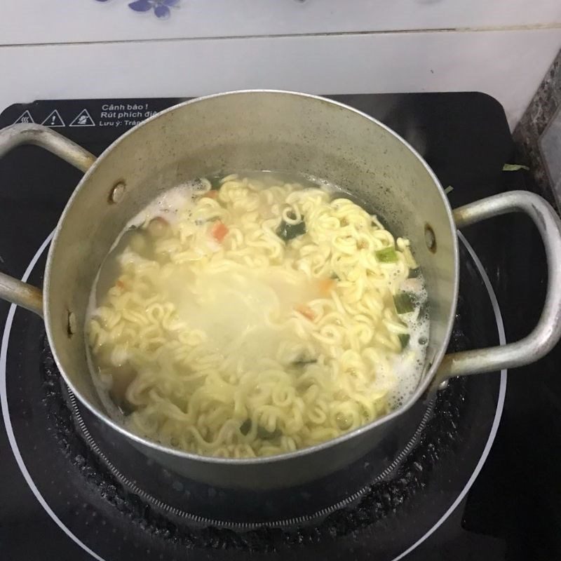 Step 3 Blanching noodles Spicy fried noodles