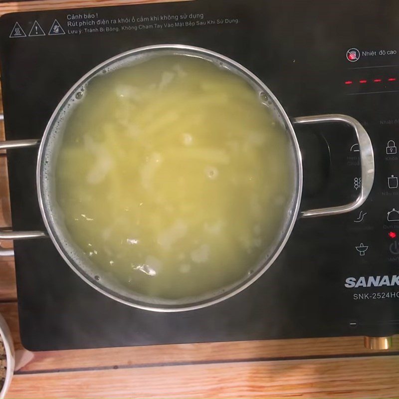 Step 3 Boil the noodles Chicken breast mushroom