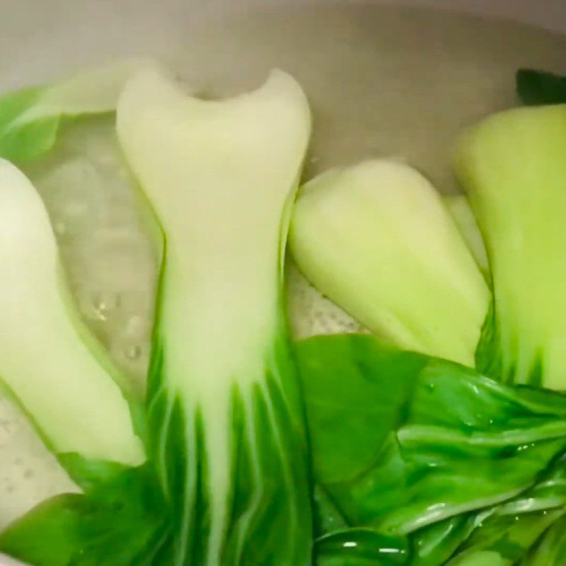 Step 3 Blanch the bok choy for seafood noodles