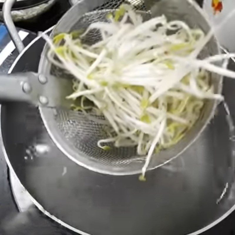 Step 5 Blanching vegetables and noodles Pork bone noodles with shrimp