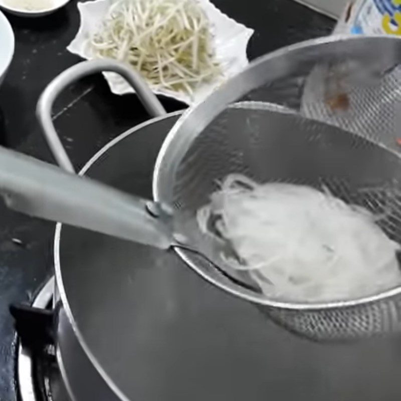 Step 5 Blanching vegetables and noodles Pork bone noodles with shrimp