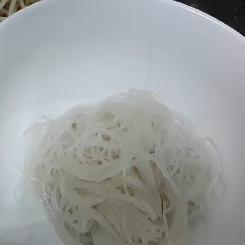 Step 5 Blanching vegetables and noodles Pork bone noodles with shrimp