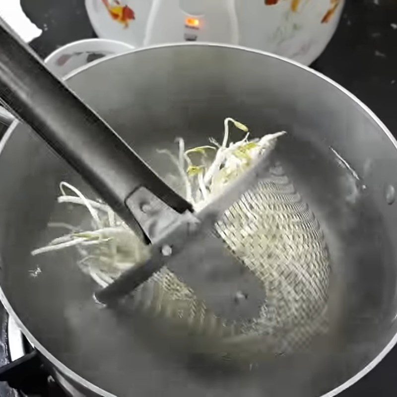 Step 5 Blanching vegetables and noodles Pork bone noodles with shrimp