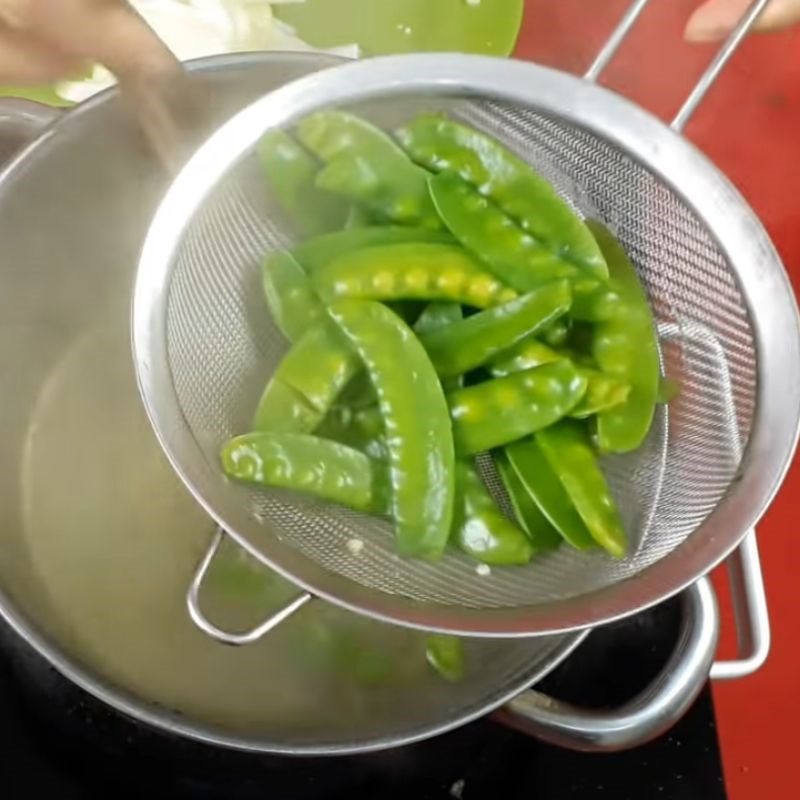 Step 3 Blanching vegetables Mixed stir-fried broccoli