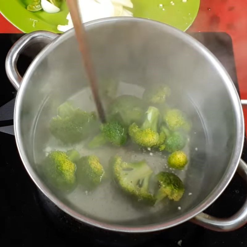 Step 3 Blanching vegetables Mixed stir-fried broccoli