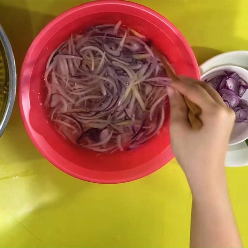 Step 3 Blanch the beef and onions for Beef Onion Salad