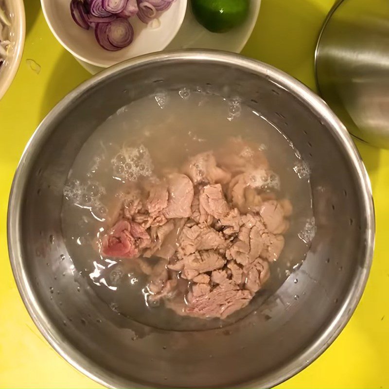 Step 3 Blanch the beef and onions for Beef Onion Salad