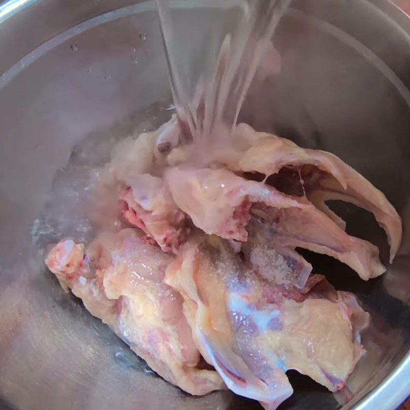 Step 2 Blanch the chicken bones Bird's nest soup with crab