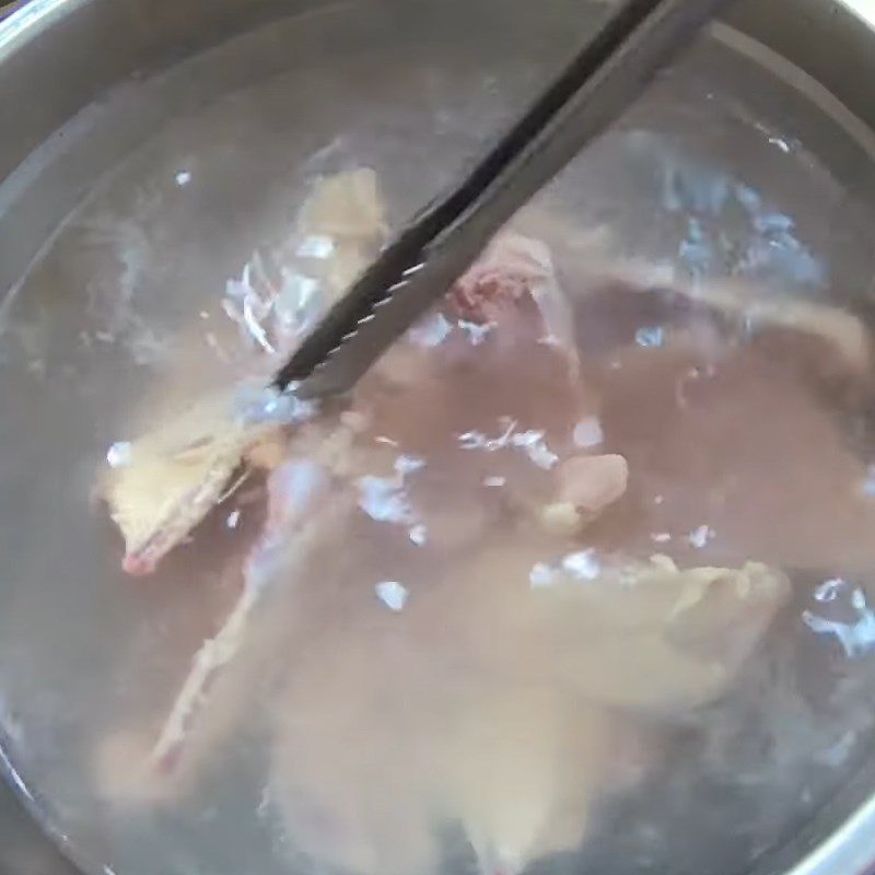 Step 2 Blanch the chicken bones Bird's nest soup with crab