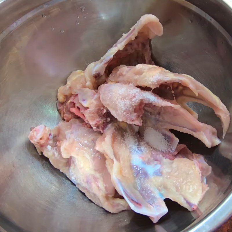 Step 2 Blanch the chicken bones Bird's nest soup with crab