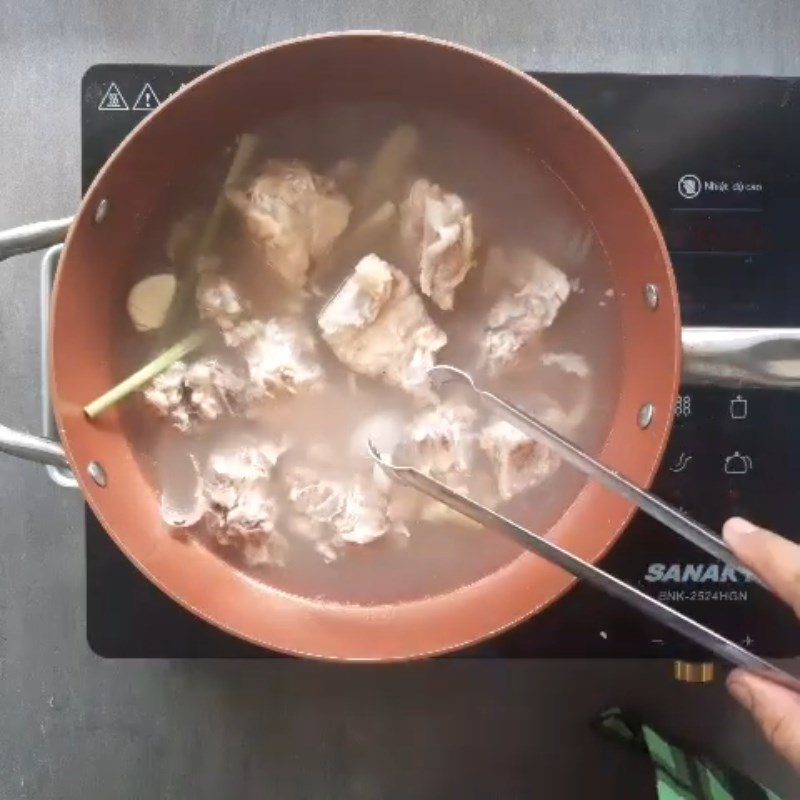 Step 2 Blanch the bones for Sour Bamboo Shoot Beef Bone Soup