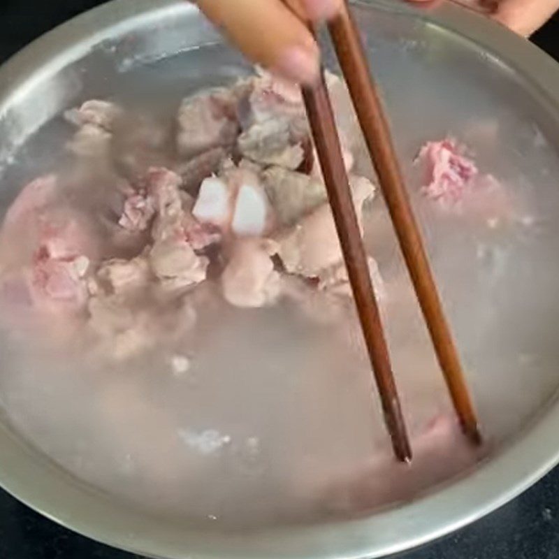 Step 2 Blanch the pork bones for mixed noodle satay