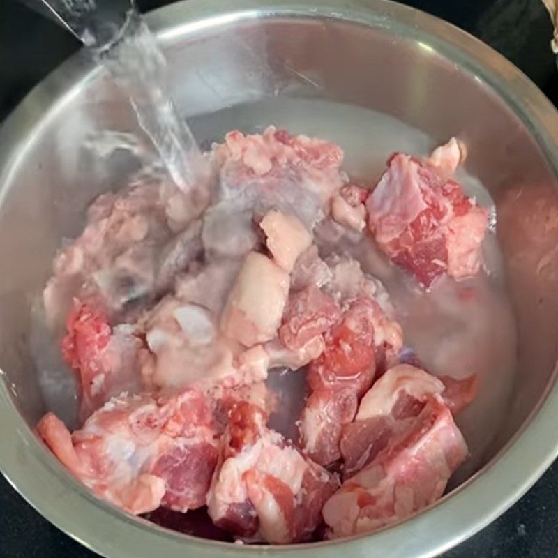Step 2 Blanch the pork bones for mixed noodle satay