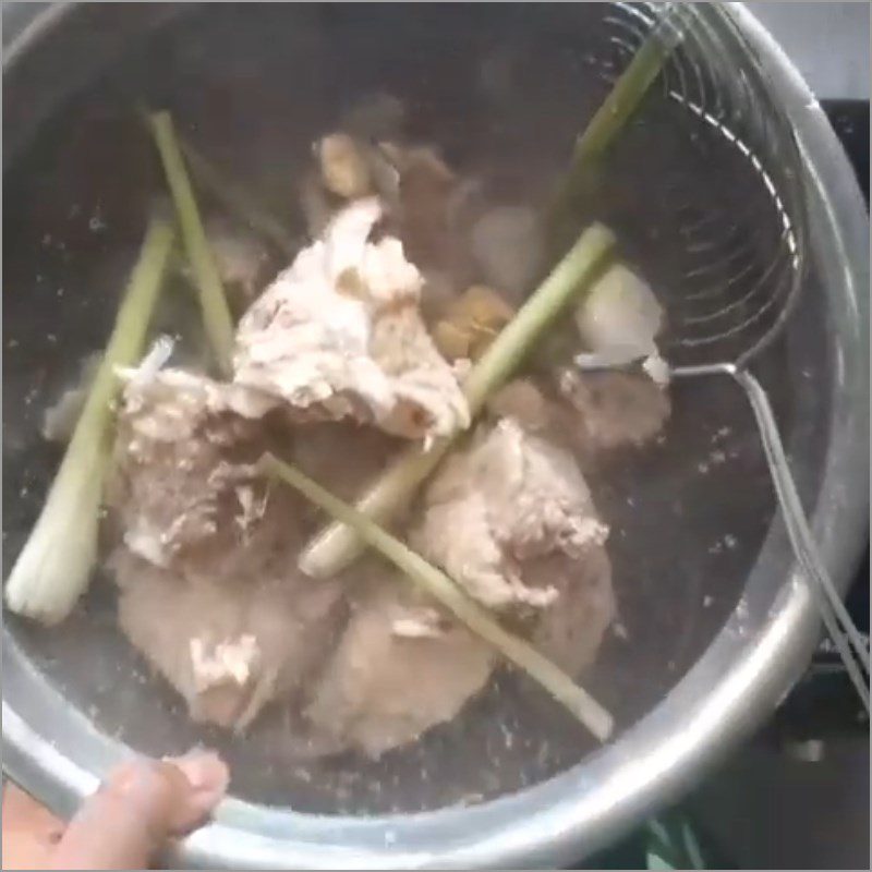 Step 2 Blanch the bones for sour bamboo shoot beef soup