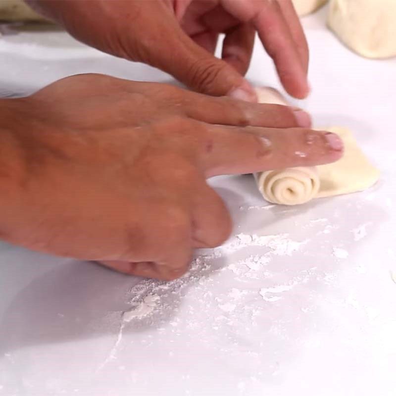 Step 5 Kneading dough and shaping the Taro steamed buns without filling
