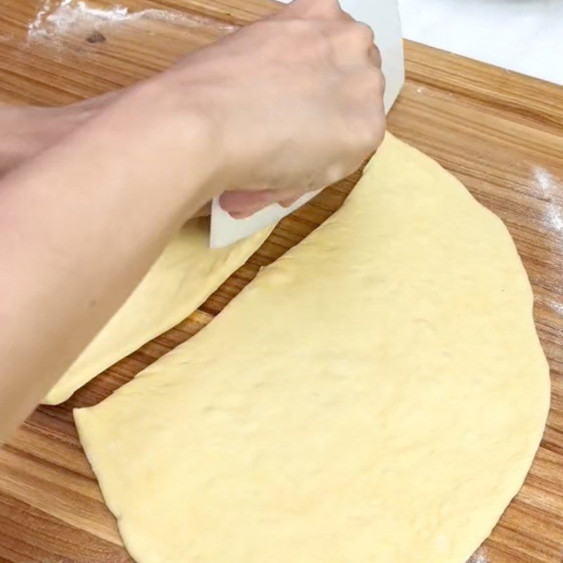 Step 2 Let the dough rise and flatten it for the salted egg dipping cake