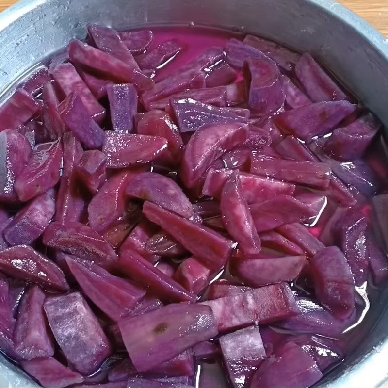 Step 3 Marinate the potatoes with sugar Purple sweet potato jam