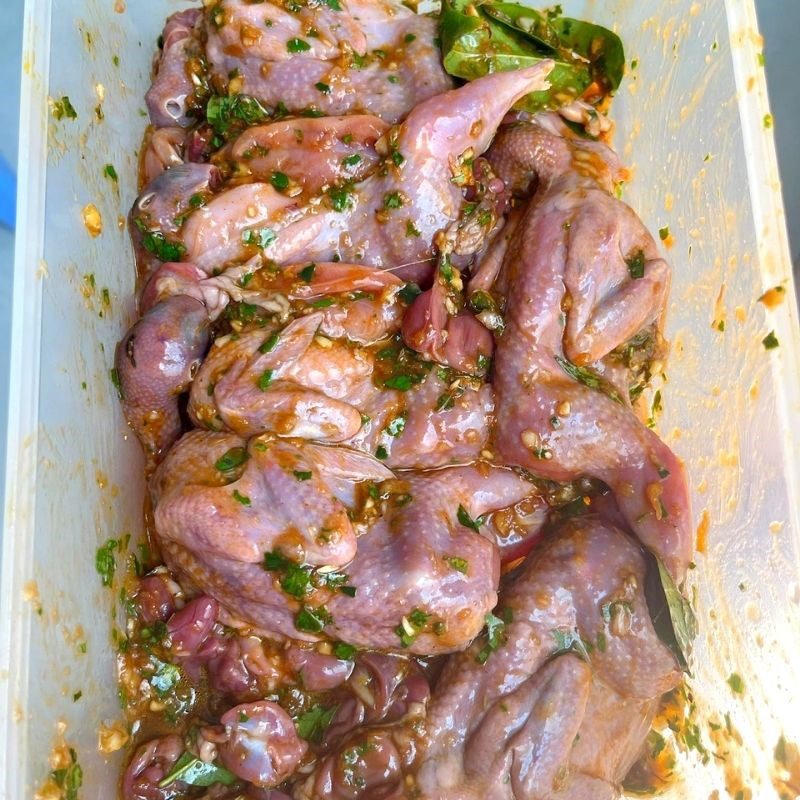 Step 3 Marinate the quail meat with honeycomb leaves