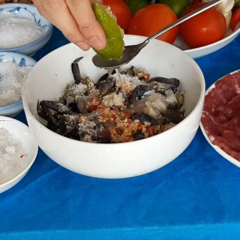 Step 2 Marinate the crab Beef salad with crab