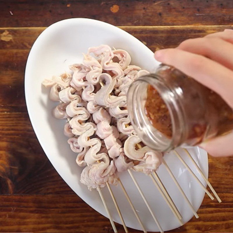 Step 2 Marinating the intestines Grilled five-spice intestines