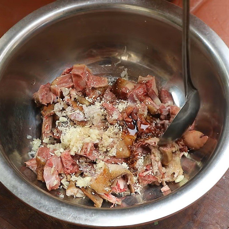 Step 3 Marinate the pigeon Stir-fried pigeon with gourd