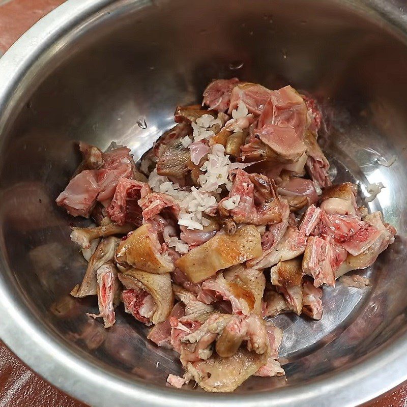 Step 3 Marinate the pigeon Stir-fried pigeon with gourd