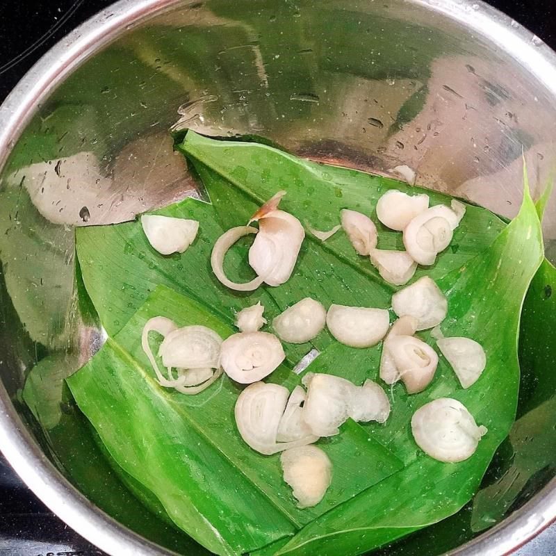 Step 2 Marinate the fish for Braised Fish with Turmeric Leaves and Brown Sugar