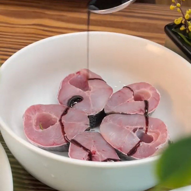 Step 2 Marinate the fish for Snakehead fish with banana