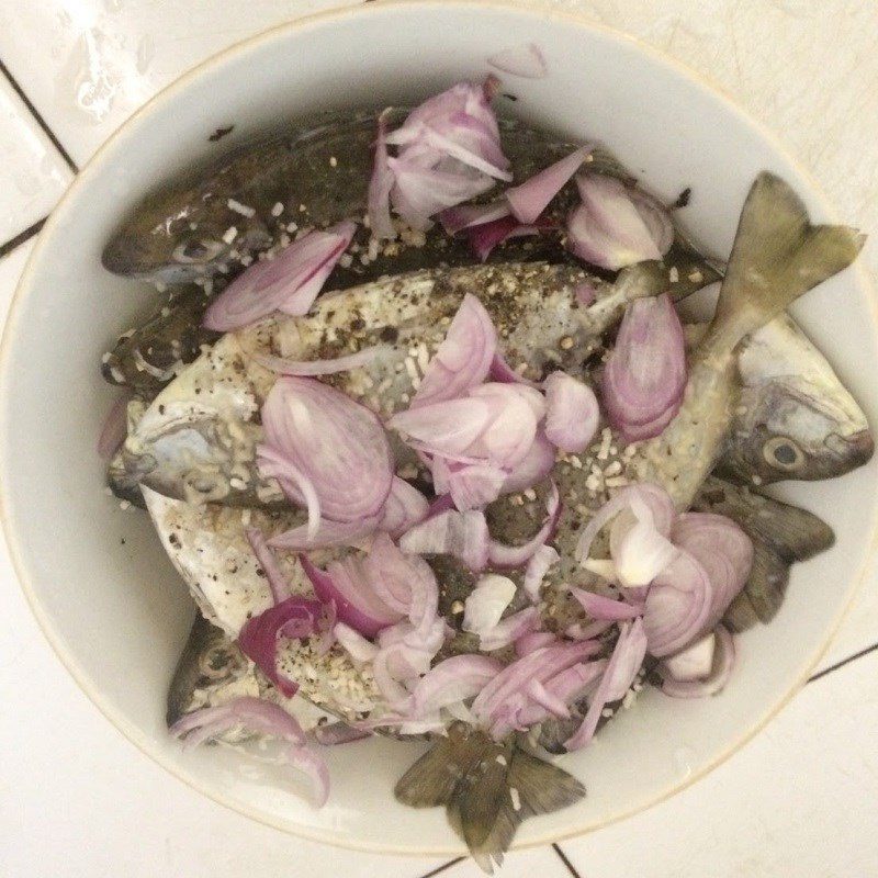 Step 2 Marinate the fish for sour fish soup