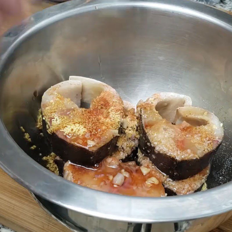 Step 2 Marinate the fish Grouper braised in clay pot