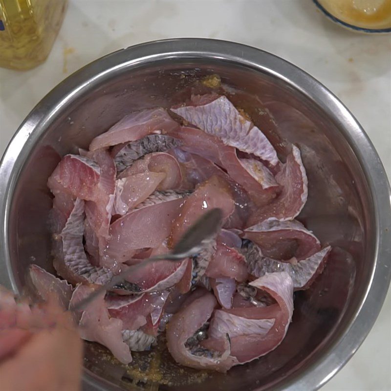 Step 2 Marinate the fish for snakehead fish noodle soup