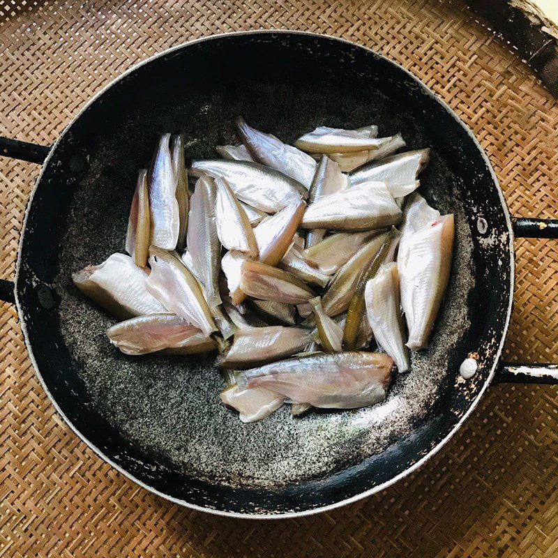 Step 2 Marinate the fish for Braised Catfish with Pepper and Coconut Water (recipe shared by a user)