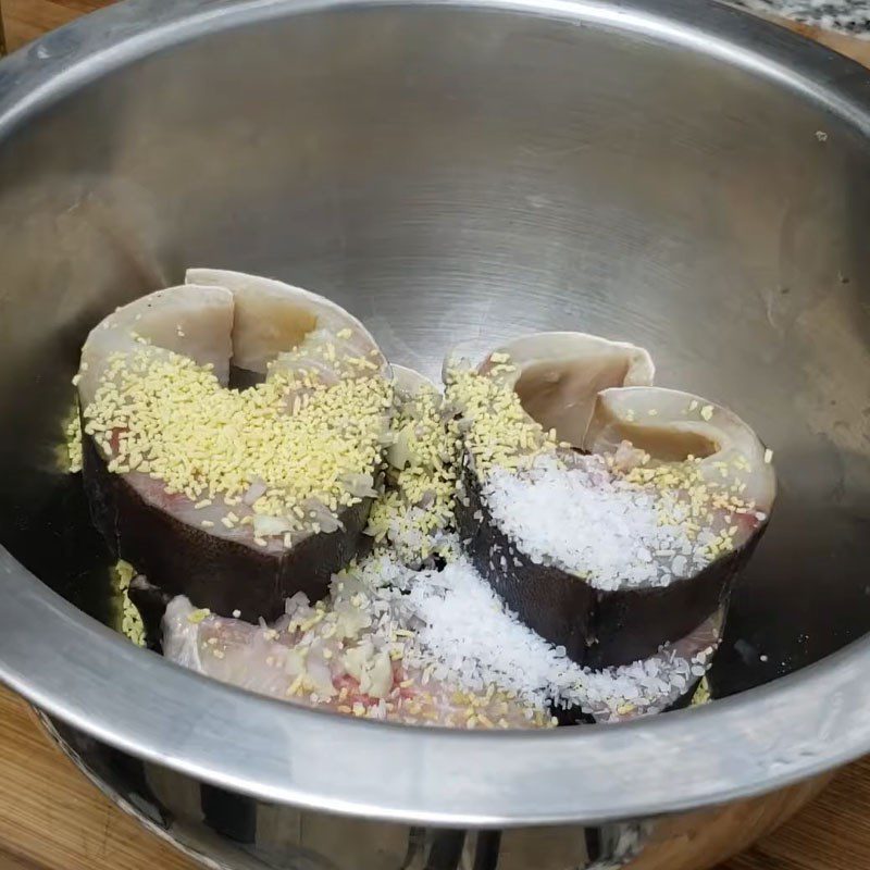 Step 2 Marinate the fish Grouper braised in clay pot