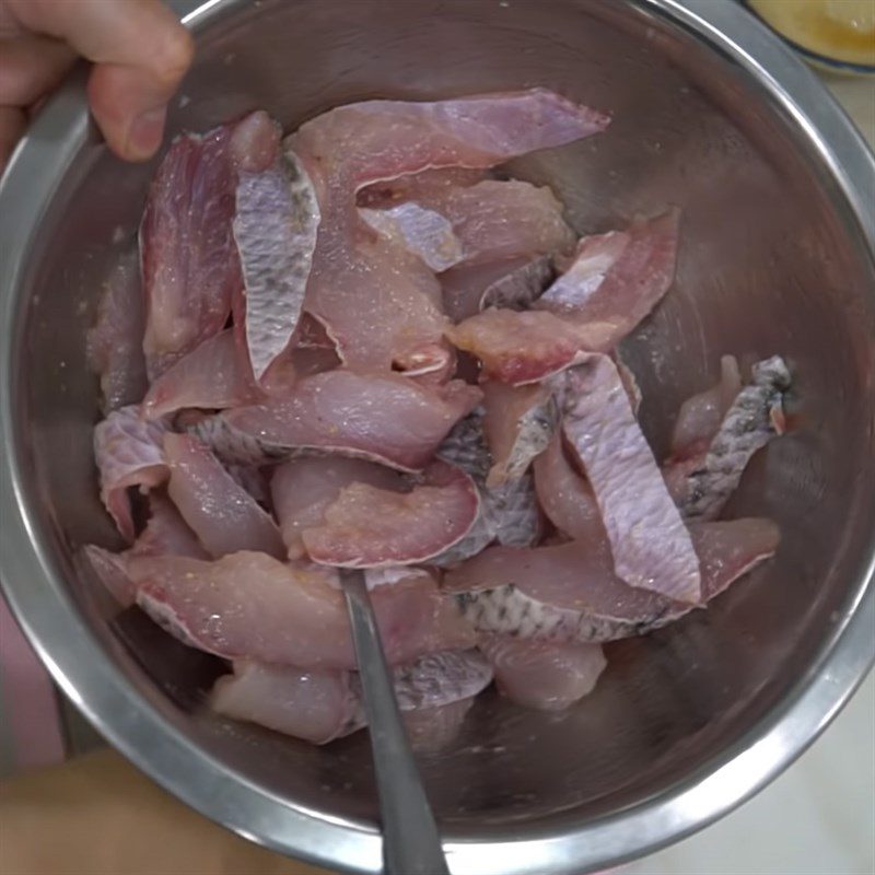 Step 2 Marinate the fish for snakehead fish noodle soup