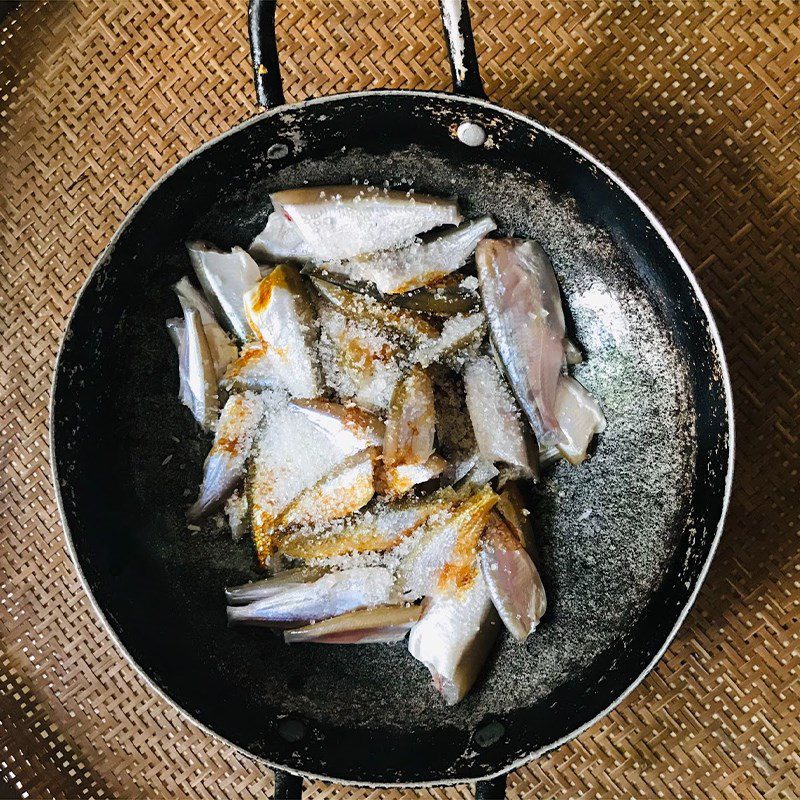 Step 2 Marinate the fish for Braised Catfish with Pepper and Coconut Water (recipe shared by a user)