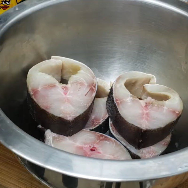 Step 2 Marinate the fish Grouper braised in clay pot