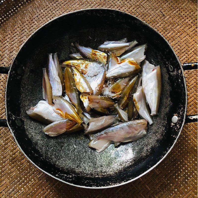 Step 2 Marinate the fish for Braised Catfish with Pepper and Coconut Water (recipe shared by a user)