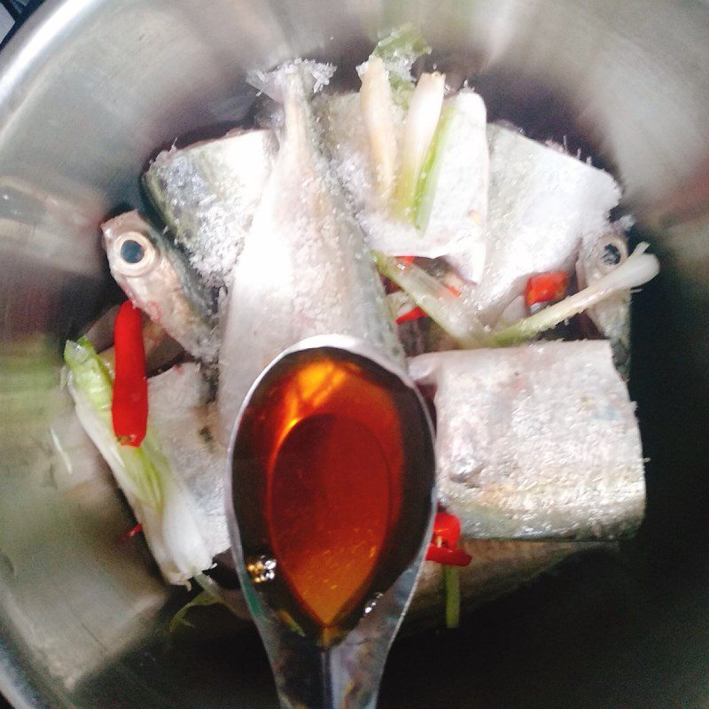 Step 2 Marinate the fish for Mackerel fish stewed with bamboo shoots