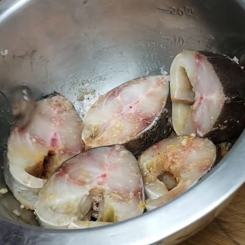 Step 2 Marinate the fish Grouper braised in clay pot