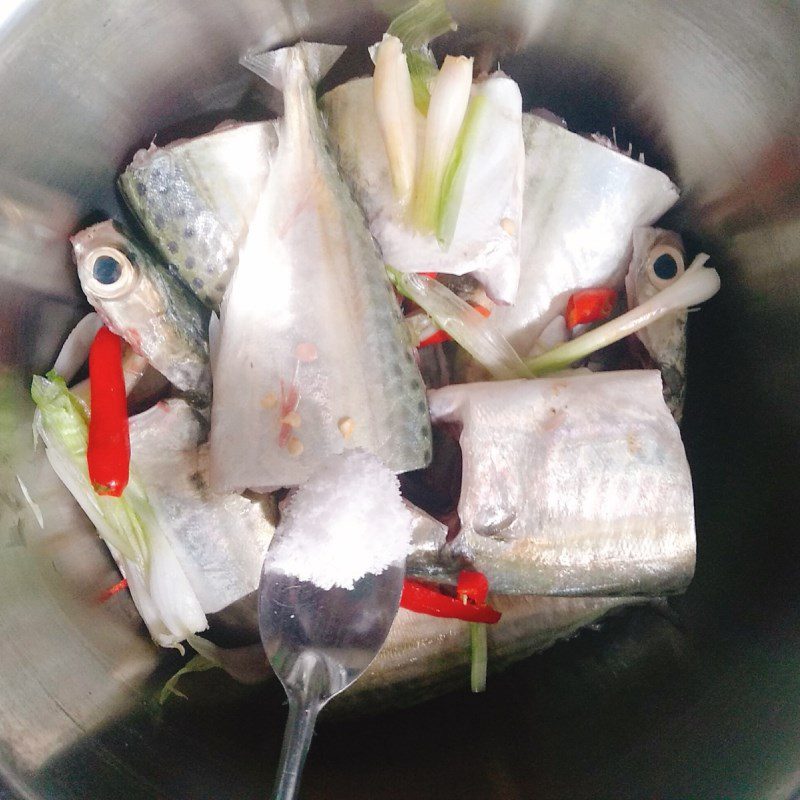 Step 2 Marinate the fish for Mackerel fish stewed with bamboo shoots