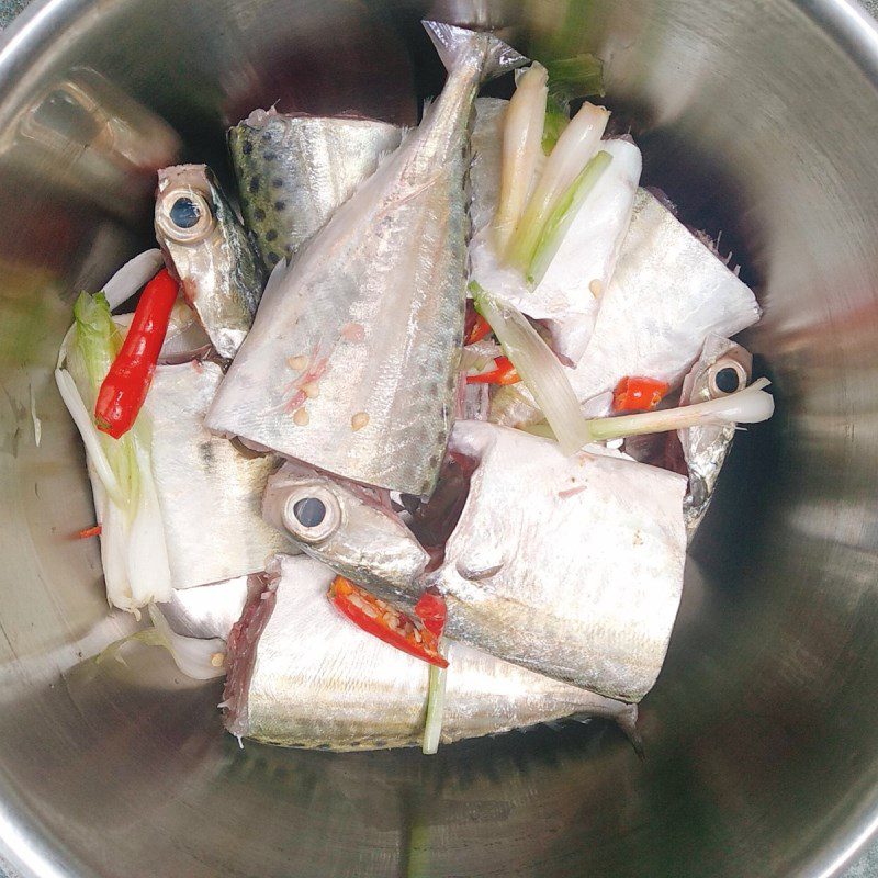 Step 2 Marinate the fish for Mackerel fish stewed with bamboo shoots