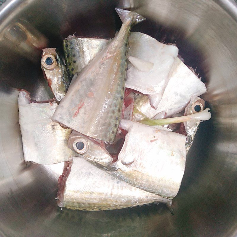 Step 2 Marinate the fish for Mackerel fish stewed with bamboo shoots