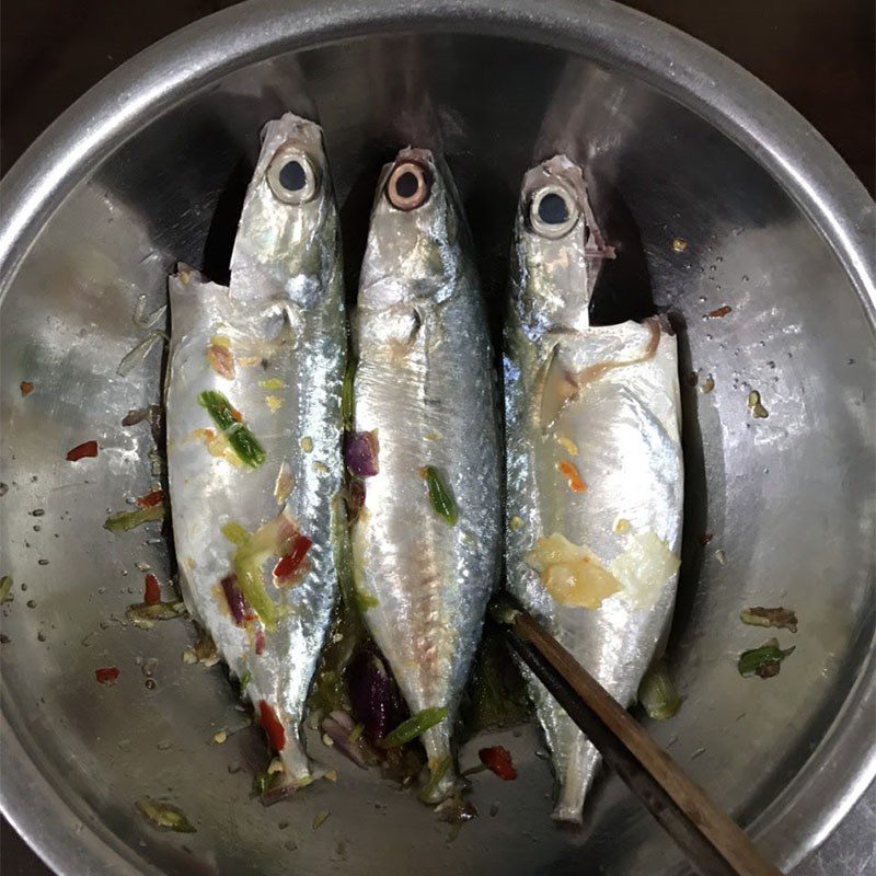 Step 2 Marinate the fish for Mackerel stewed with tomatoes