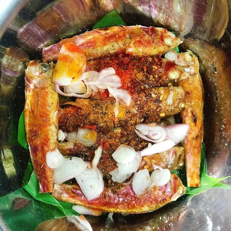 Step 2 Marinate the fish for Braised Fish with Turmeric Leaves and Brown Sugar