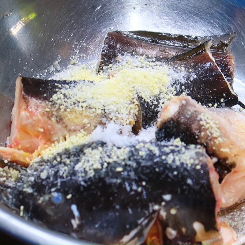 Step 2 Marinate the fish Braised catfish with fermented soybean